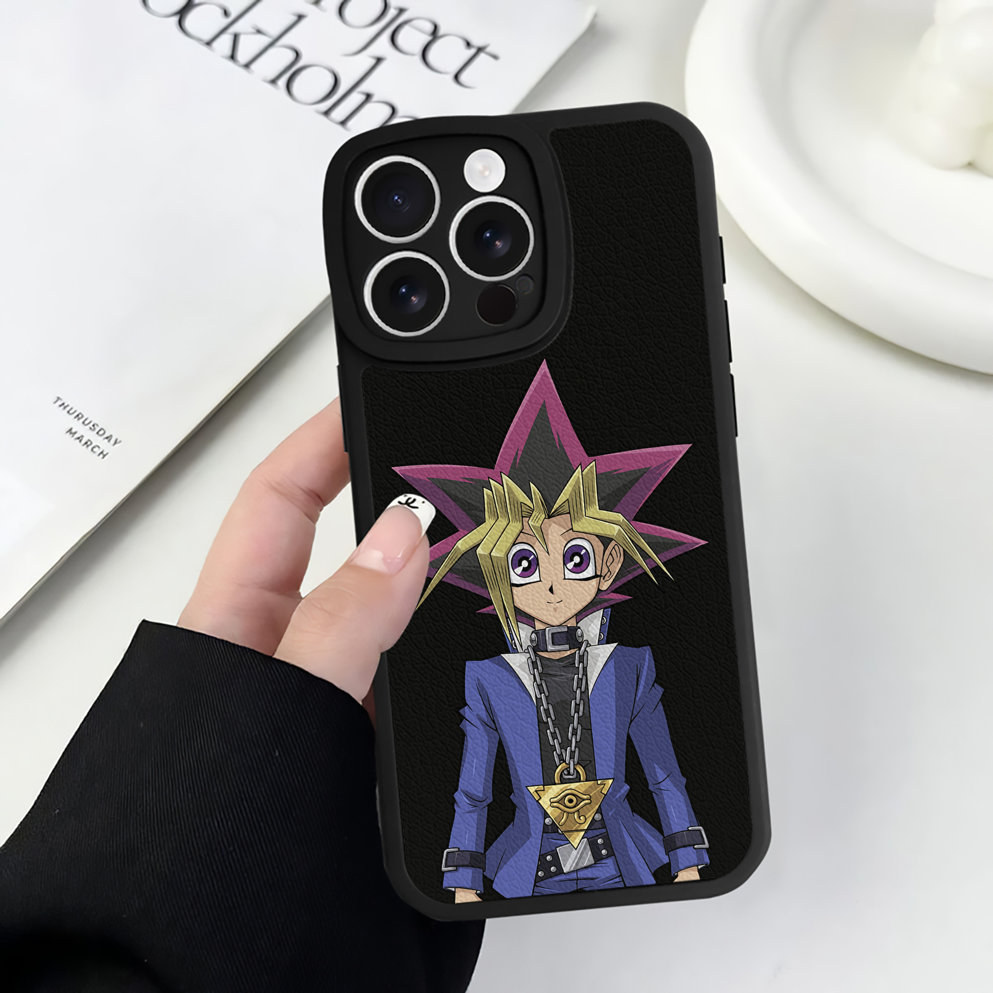 遊☆戯☆王 Yu-Gi-Oh! 【iPhone 16シリーズ対応】シリコンスマホケース（レザー調） 材質：シリコン